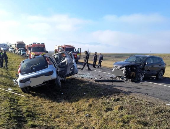 Két autó ütközött össze Hargita megyében – Az egyik áldozat beszorult  a roncsokba