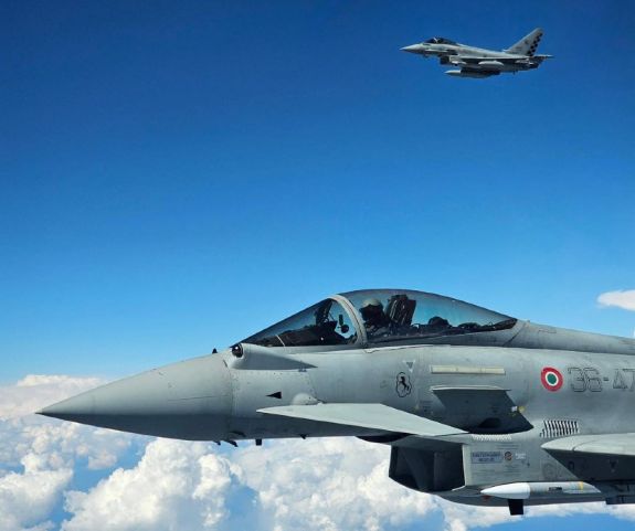 Vadászpilóta-kiképző rendszert és katonai drónt kapott ajándékba a román állam