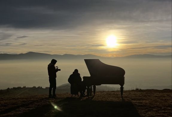A gyergyóiak egy 250 kilós zongorát is hegyre cipeltek az Ifjúsági Főváros cím elnyeréséért (VIDEÓ)