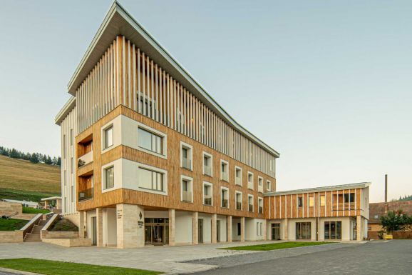 Jövőt építenek: átadták a Gyimesfelsőlokon épült luxusszálloda épületét