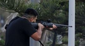 Videón, ahogy egy civil lefegyverezte a terroristát