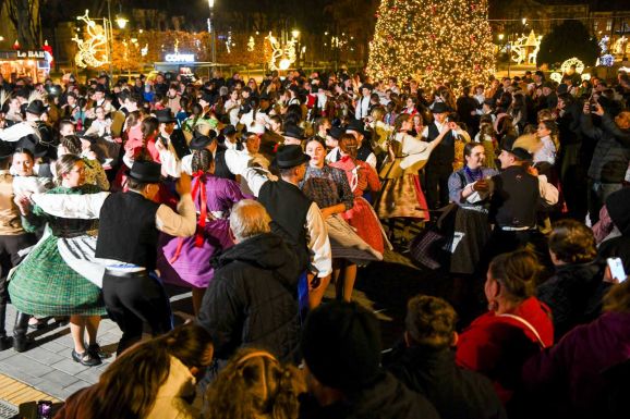 Népi ritmusok, szédítő tempó a szatmárnémeti karácsonyi vásárban (VIDEÓ)