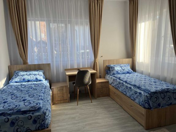 Négy védett lakóotthont adtak át Marosludason – Csökkentik a központokban élők számát