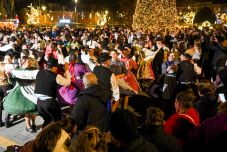 Népi ritmusok, szédítő tempó a szatmárnémeti karácsonyi vásárban (VIDEÓ)