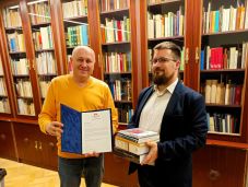 Értékes könyvadományt kapott a Sapientia Csíkszeredai Kara