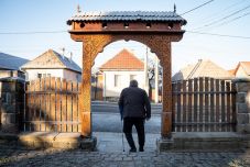 Kilépett Sepsiszentgyörgyről a Gondos óra: a környező falvakban is terjed az idősek védelmét szolgáló eszköz