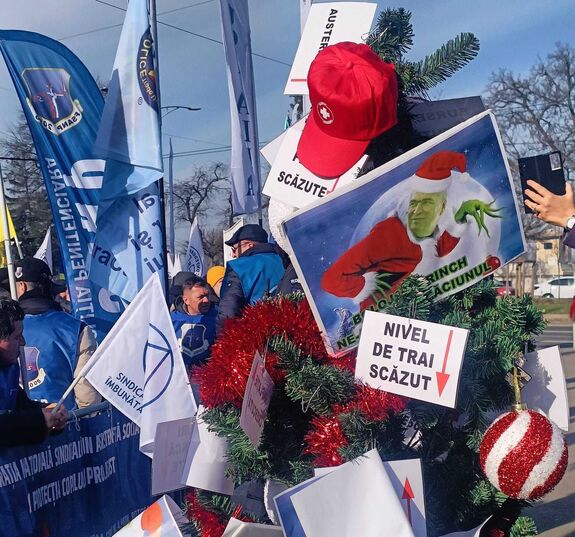 FRISSÍTVE – Mintegy 4000 szakszervezeti tag tüntet csütörtökön a Cotroceni-palotánál, az államfő közbelépést követelve