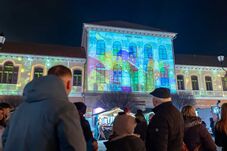 Sepsiszentgyörgy legszebb karácsonyi dísze: gyerekrajzokkal festik át a színház épületét