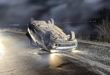 Halálos baleset: Kovászna megyében bejegyzett gépkocsi borult fel