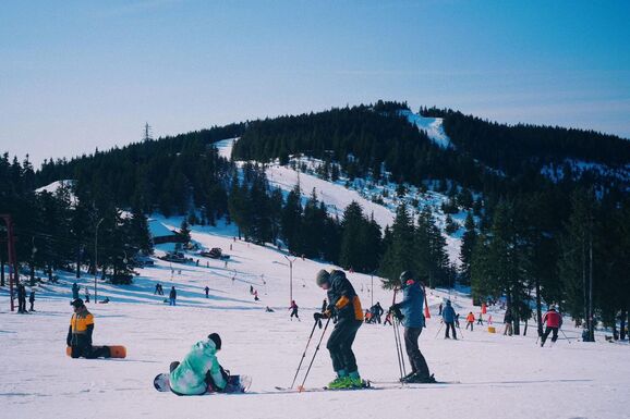 Ilyen még nem volt: mesterséges hóval és csak most indult a síidény a Madarasi Hargitán