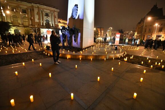 Mécsesgyújtással emlékeztek az ’89-es forradalom hőseire a bukaresti Forradalom téren