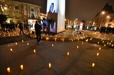 Mécsesgyújtással emlékeztek az ’89-es forradalom hőseire a bukaresti Forradalom téren