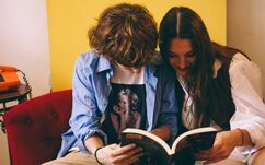 Olvasnak a fiatalok, csak nem háziolvasmányt – A TikTok korában sem veszett el az élmény