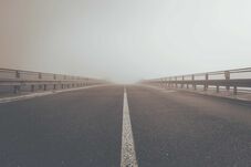 Ködre és csúszós utakra figyelmeztetnek