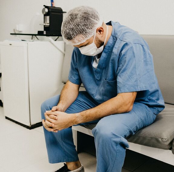 Kemény üzenet az orvosoktól: Kénytelenek leszünk letenni a parafát!