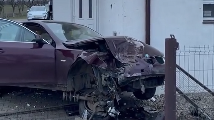 Egy Szatmár megyei házfalon landolt az úttestről lerepült gépkocsi (VIDEÓ)
