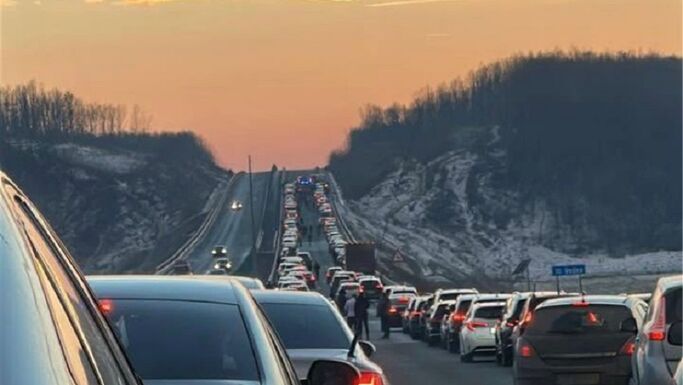 Karambol: Tíz jármű és közel harminc személy érintett – Aktiválták a vörös beavatkozási tervet