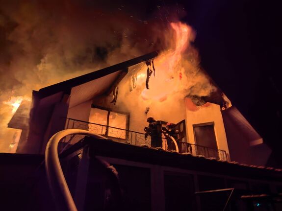 Tűz ütött ki egy falusi házban – Száz kanári elpusztult (VIDEÓ)