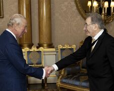 Az anyai ágon kolozsvári George Szirtes műfordító, aki költőként is kiváló