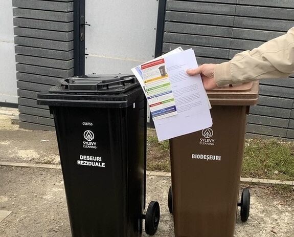 Új szelektív kukákat osztanak Marosvásárhelyen – Elvileg mennyiség szerint fizetnek majd szemétszállítási díjat a lakók