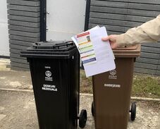 Új szelektív kukákat osztanak Marosvásárhelyen – Elvileg mennyiség szerint fizetnek majd szemétszállítási díjat a lakók