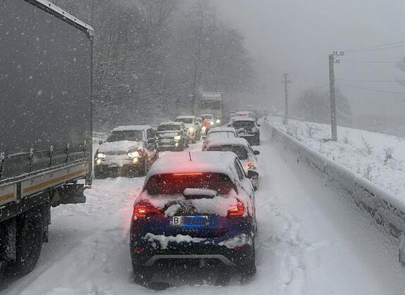 Közlekedési gondok az Olt völgyében: veszteglő kamion miatt nehezebben takarítják az utat (VIDEÓ)