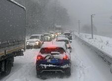 Közlekedési gondok az Olt völgyében: veszteglő kamion miatt nehezebben takarítják a havat