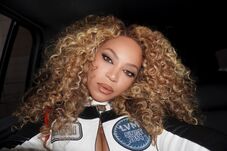 Újabb popsztár lépett be a milliárdosok klubjába