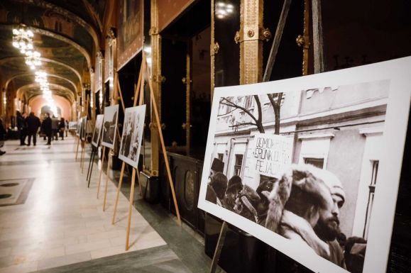 Könyv és gyertya – Díjátadással ért véget Marosvásárhelyen a 35 évvel ezelőtti események felidézése 