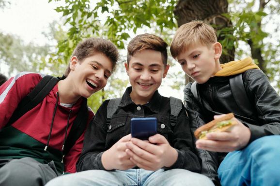 Nem tiltaná ki az okostelefonokat az iskolákból Daniel David