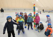 Korcsolya- és úszásoktatás: tízezreket vezetnek be a sportba a székelyföldi programok