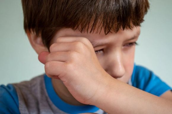 FRISSÍTVE – Paprikaspray-t fújt szét egy diák az iskolában, 20 gyermek rosszul lett