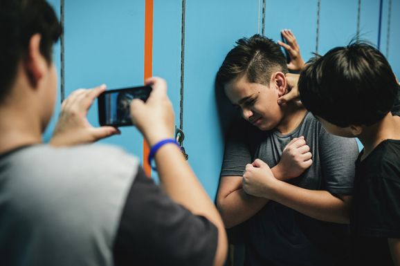 Felmérés: a gyerekek felét már érte bántalmazás az online térben