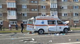 Beteget szállító mentőautó balesetezett Nagyváradon