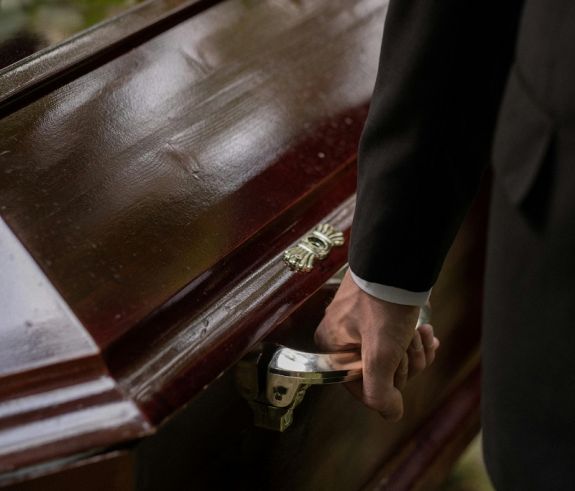 Jelentős mértékben emelkedik a temetkezési segély