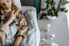 Zsúfolásig teltek a rendelők, sok a beteg – Az influenzajárvány idén erősebben csapott le