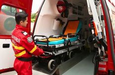 Tömbházlakásából mentették ki az idős asszonyt, eszméletlenül találtak rá