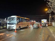 Autóbusz és furgon ütközött Kolozsváron – 14 személy érintett