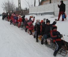 Lezárta a község főútját a polgármester, hogy a gyerekek szánkózhassanak