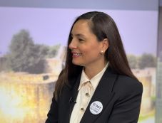 Kizárták pártjából a lökdösődő képviselőt és a nejét