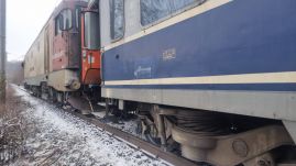 FRISSÍTVE: Kisiklott egy személyvonat Háromszéken, leállt a vasúti forgalom