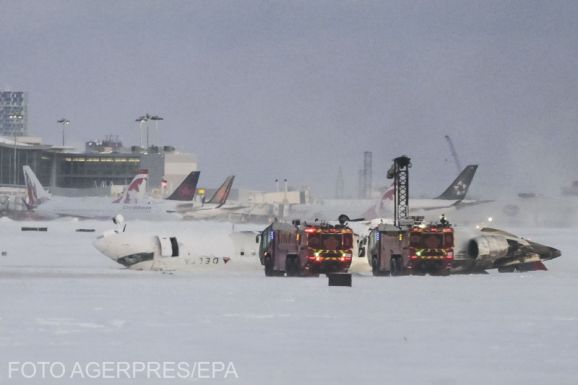 A hátán landolt egy repülőgép – Tizennyolcan megsérültek (VIDEÓ)