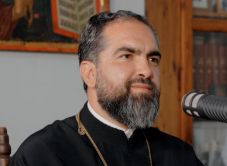 Őrizetbe vették az autója felgyújtásával gyanúsított filmrendező papot