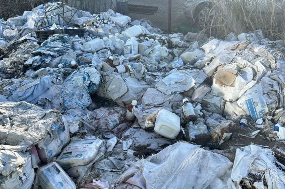 Közterületen dobták ki a mérgező hulladékot Nagyváradon – nyomoz a rendőrség