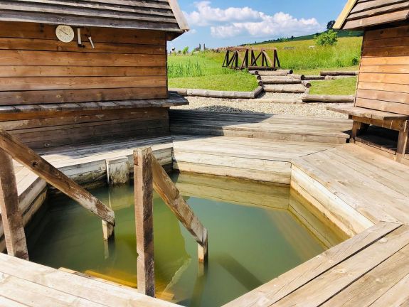 Népi fürdőket újítanak fel Csíkkozmáson és Tusnádon