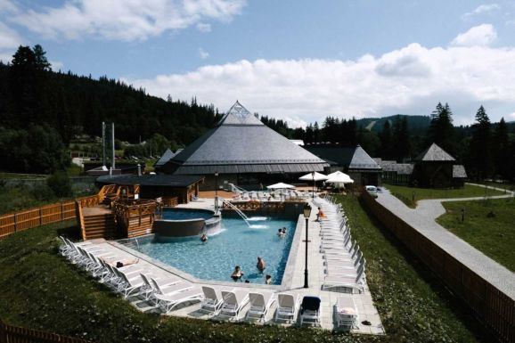 A kormány 400 millió lejt szán a nyugdíjasok fürdőjegyeire