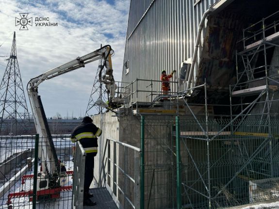 Megkezdték a dróntámadásban megsérült csernobili védőpajzs javítását