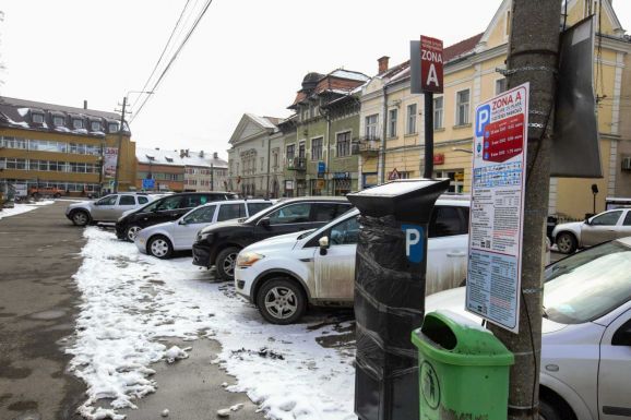 Gyergyószentmiklós: előbb megjavítják a parkolókat, aztán lesznek fizetésesek