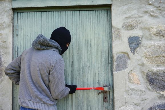 Háztartási cikkeket lopott egy cégtől, lebukott a 21 éves férfi