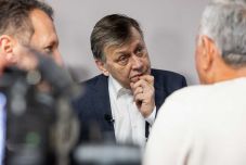 A legfelsőbb védelmi tanács összehívását kéri Crin Antonescu